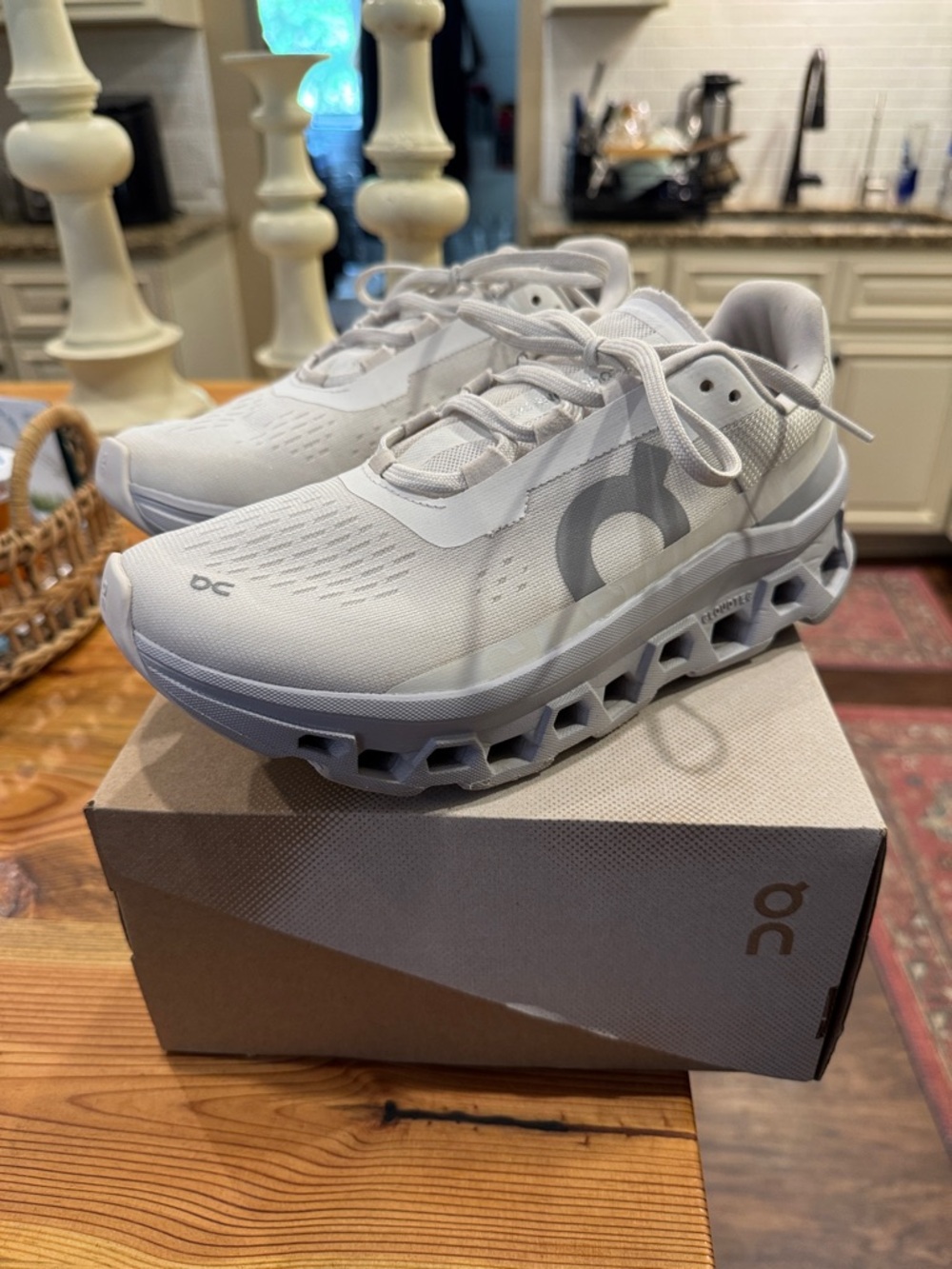 On Cloudmonster White/Glacier